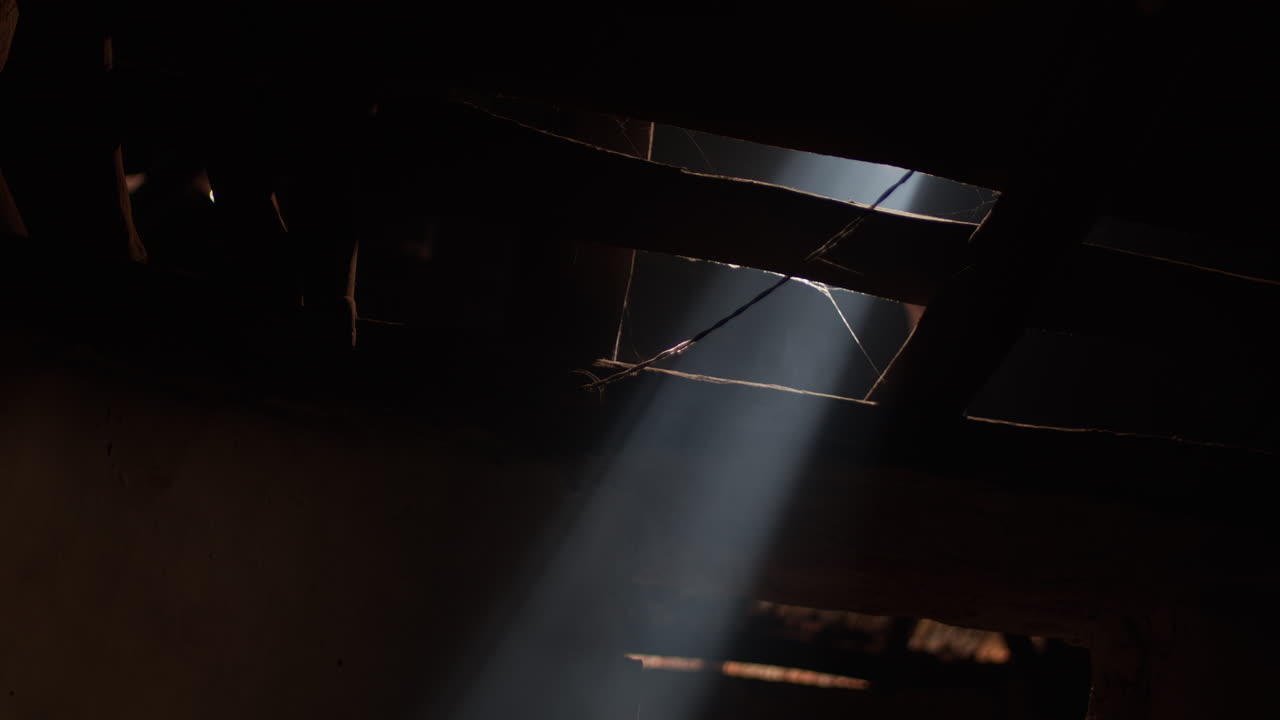 un rayo de luz solar aparece azul cuando el humo de un fuego de cocina se desplaza a través de él