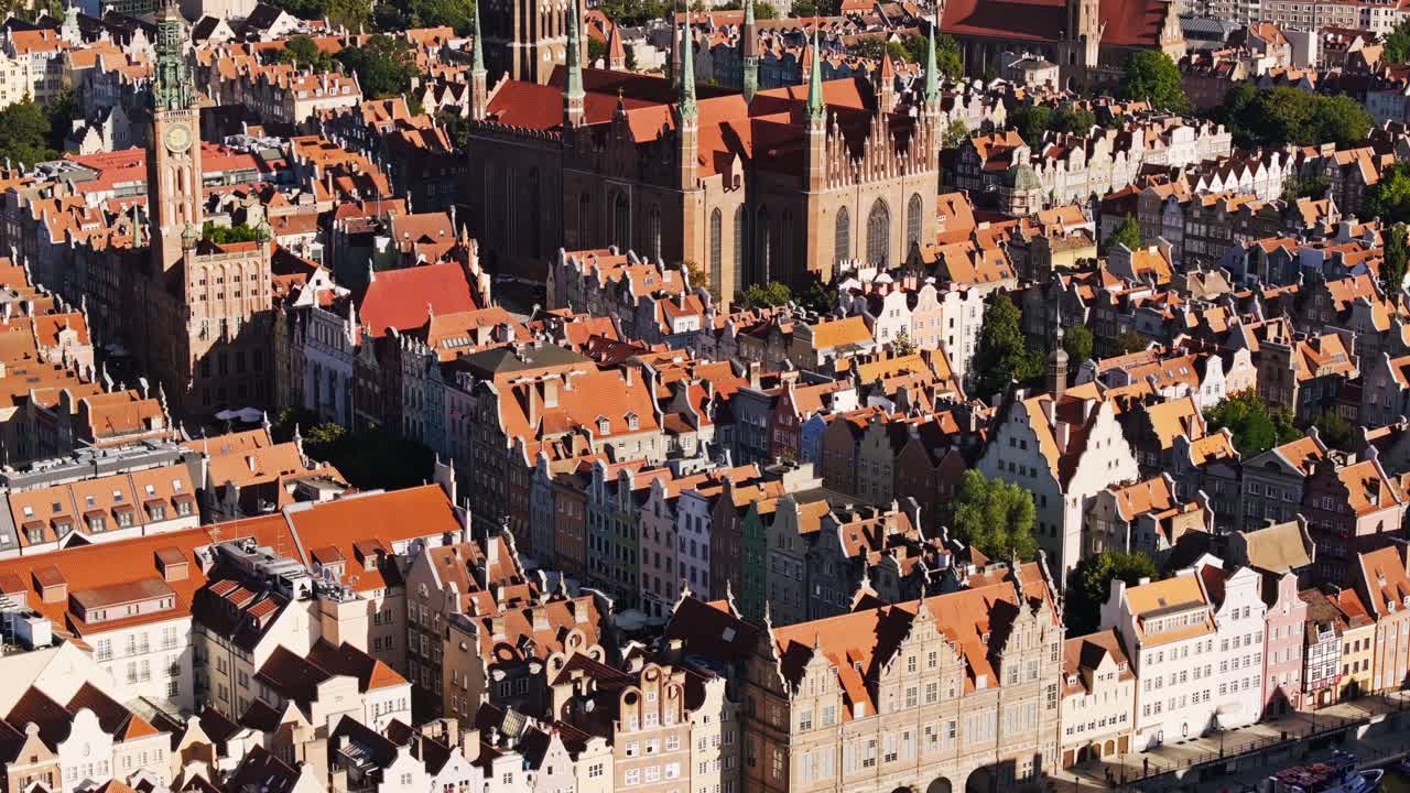 Un drone rivela i monumenti della Città Vecchia di Danzica che brillano nella calda luce dell'alba polacca.