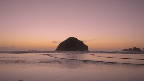 Face-Rock-En-Bandon,-Oregon,-Estados-Unidos-Durante-La-Puesta-De-Sol