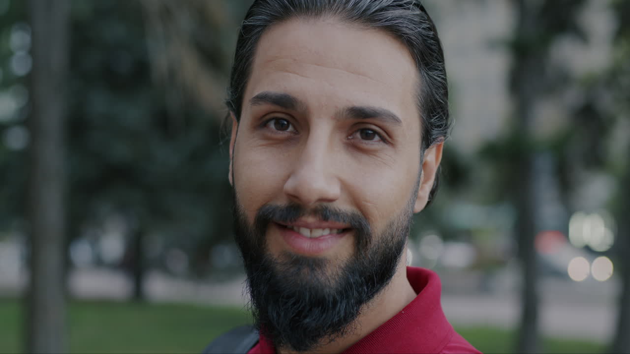 retrato de un hombre en un parque