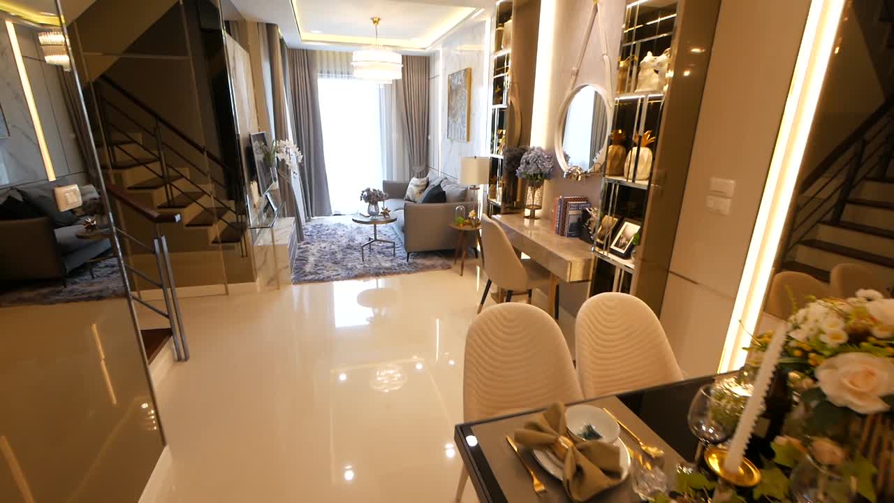 현대적이고 고급스러운 아파트 장식은 식사 공간에서 거실 공간으로 이어집니다.