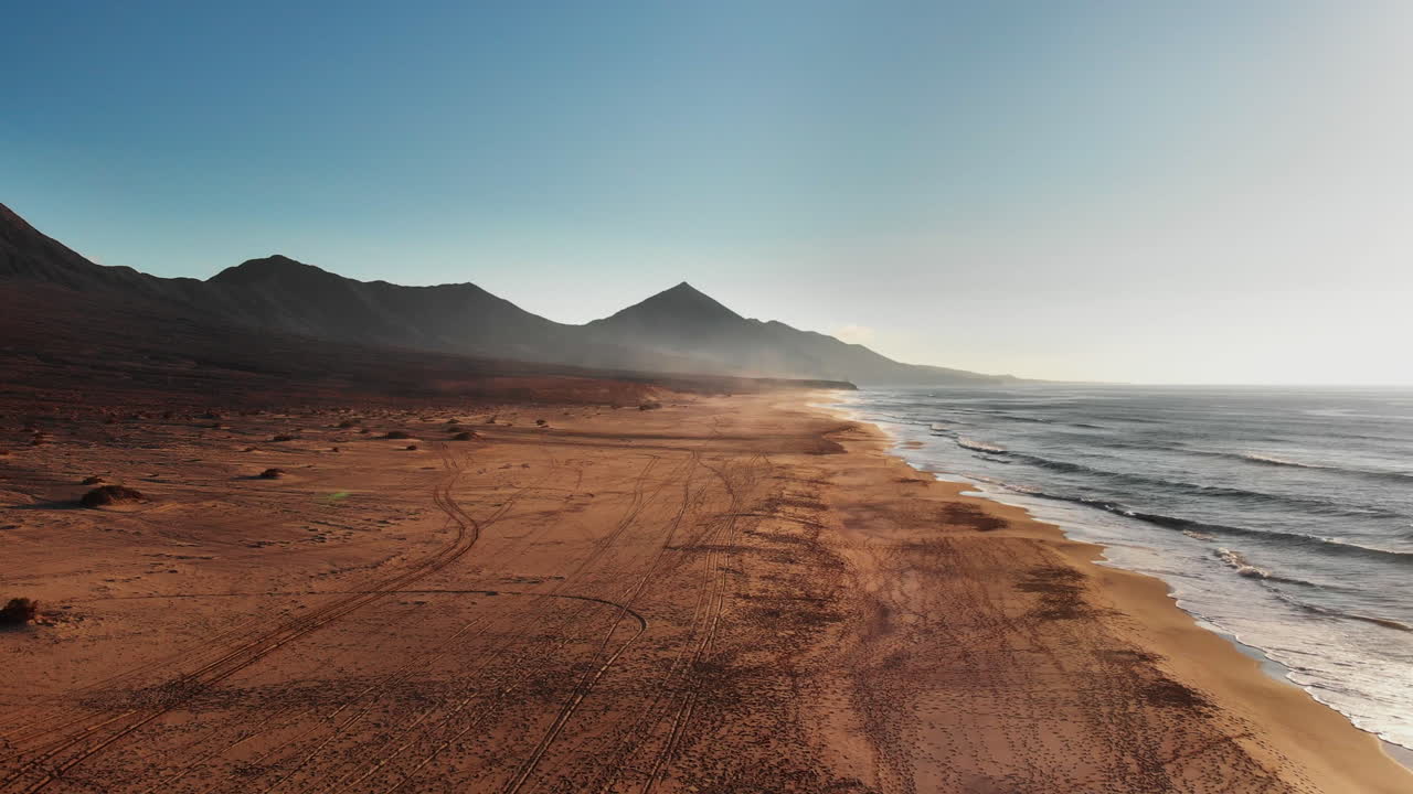 vista aérea de la hermosa playa de fuerteventura al atardecer