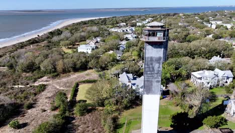 órbita-Aérea-Del-Faro-De-La-Isla-De-Sullivan-Cerca-De-Charleston-Sc,-Carolina-Del-Sur