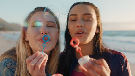 adolescentes soplando burbujas en la playa al atardecer mejores amigas divirtiéndose verano jugando junto al mar disfrutando de la amistad