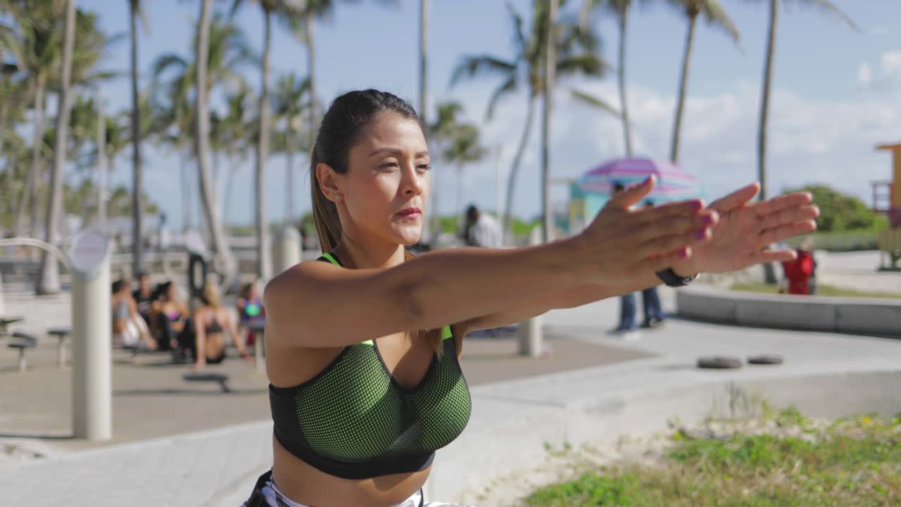 mujer balanceándose con las manos rectas