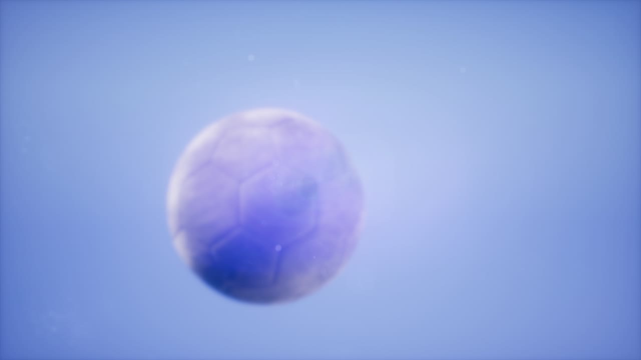 푸른 하늘 배경에 4k 슈퍼 슬로우 모션 비행 축구 공