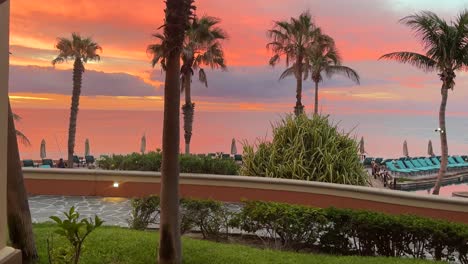 Hermoso-Y-Vibrante-Amanecer-En-Un-Lujoso-Resort-Frente-Al-Mar-En-Cabo,-México