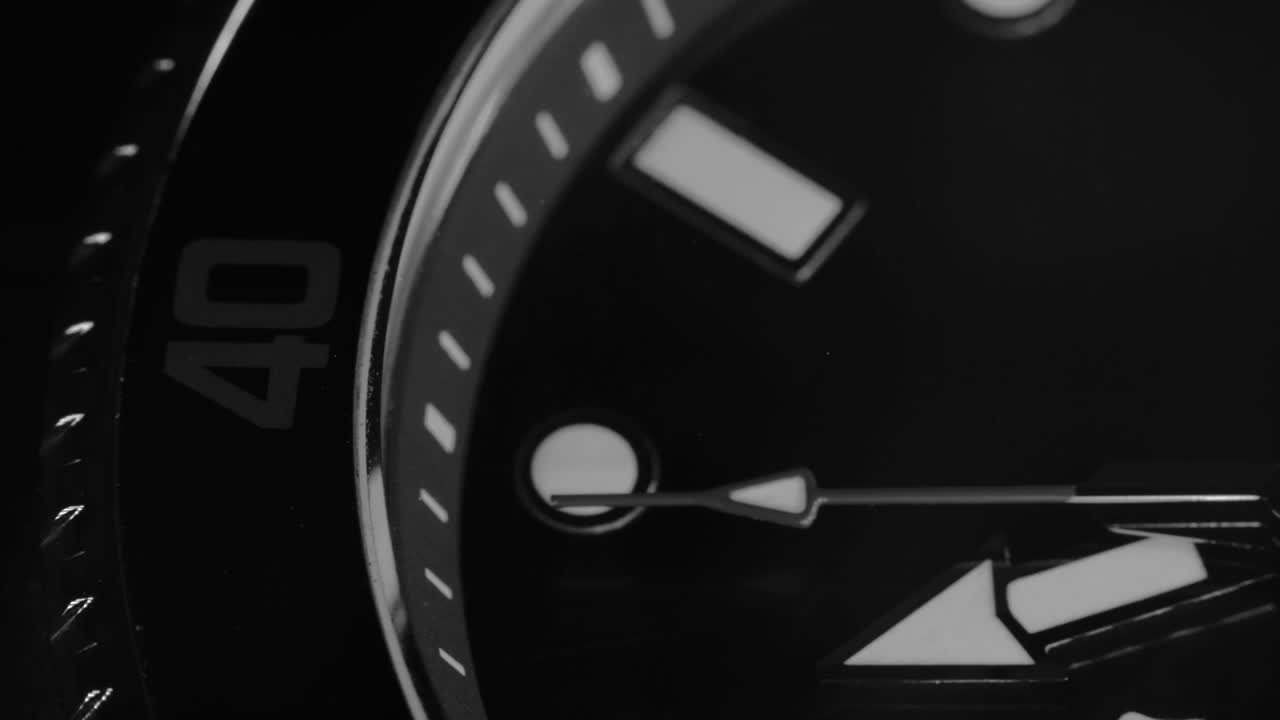 macro disparo de reloj con el paso de la segunda mano. enfoque de la esfera del reloj. cronógrafo o temporizador de cerca. concepto de tiempo. 4k