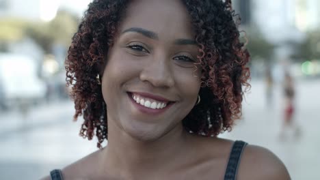 scatto ravvicinato di una donna sorridente che posa all'aperto