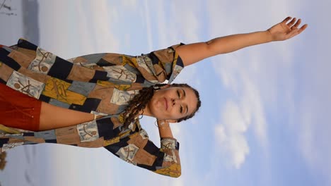 mujer elegante bailando en el campo