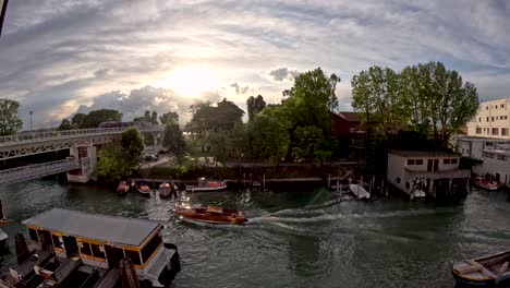 vista timelapse de nube al atardecer sobre p