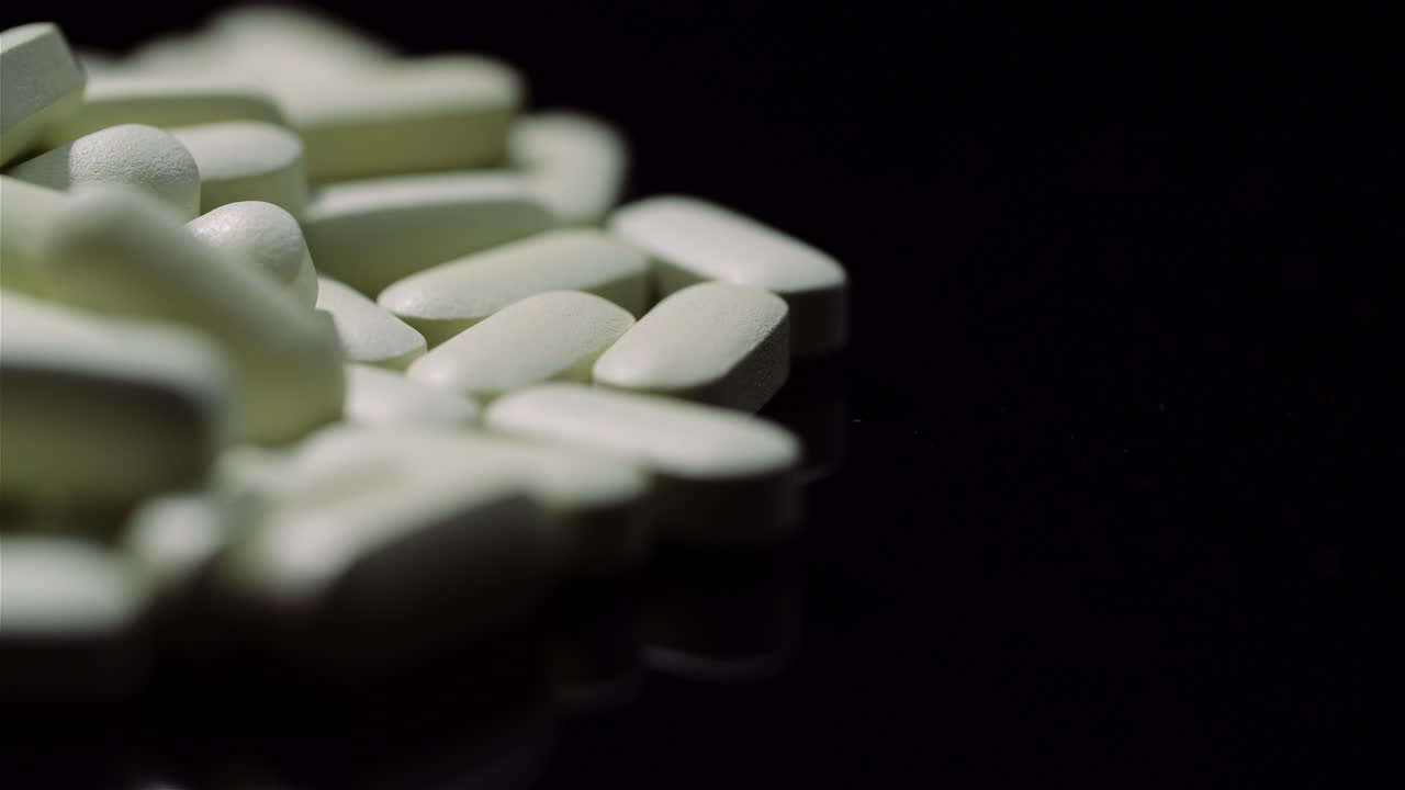 의료 정제 및 알약 회전 제약 산업 마약 알약 격리 된 검정색 배경 2