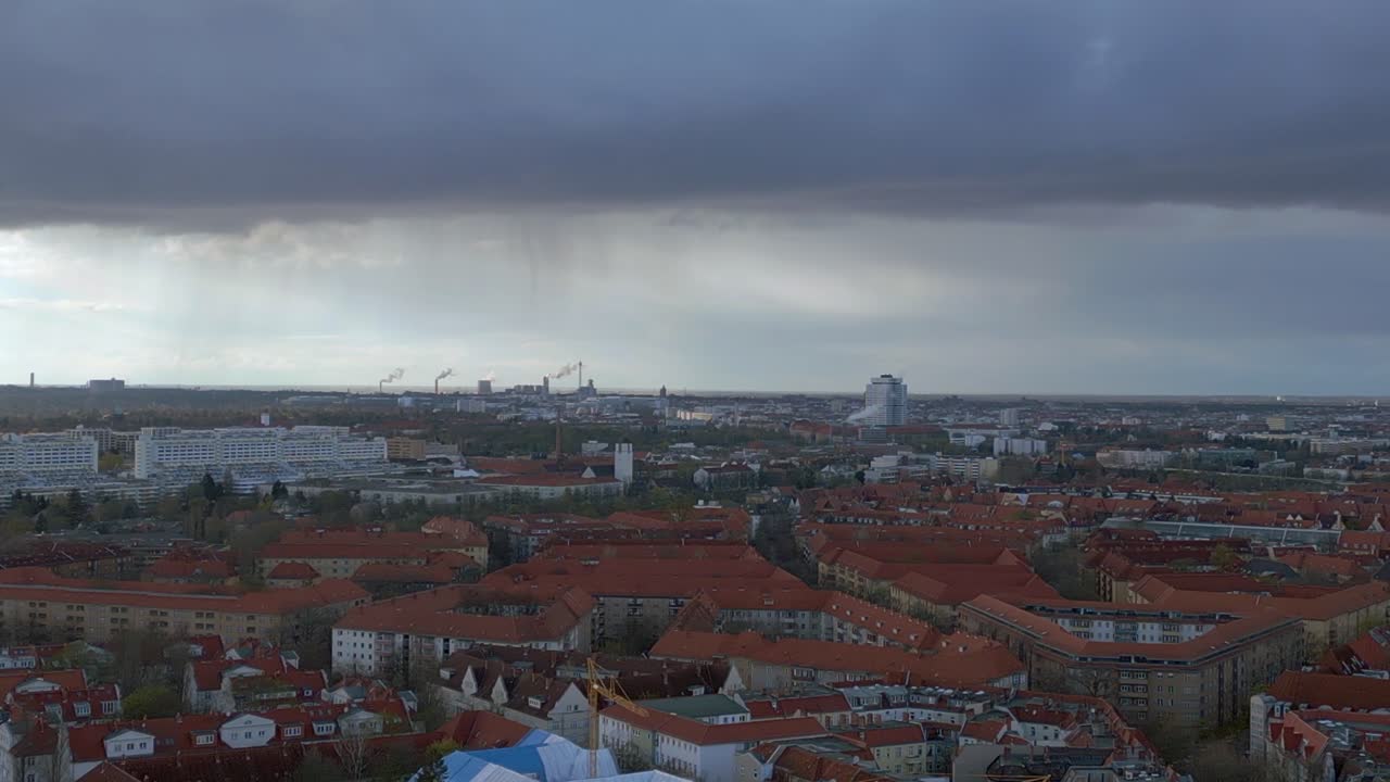 큰 도시 위에 비가 내리고 있습니다.