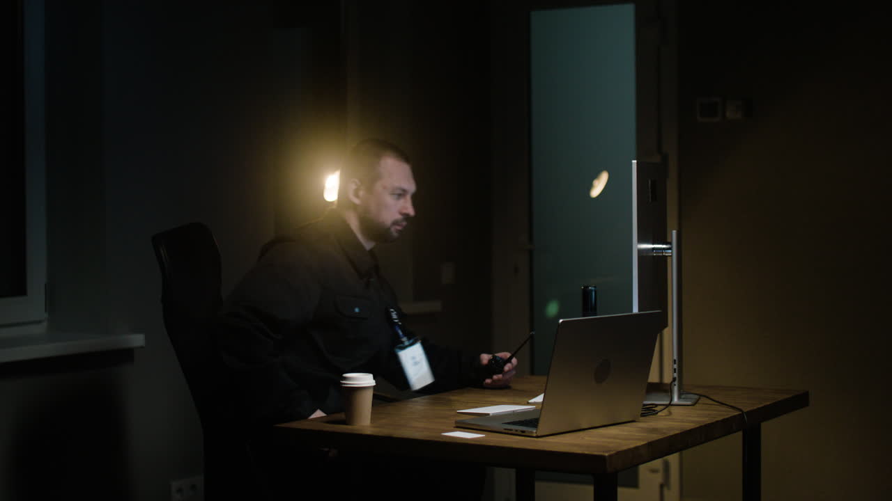 hombre entrando a la cabaña