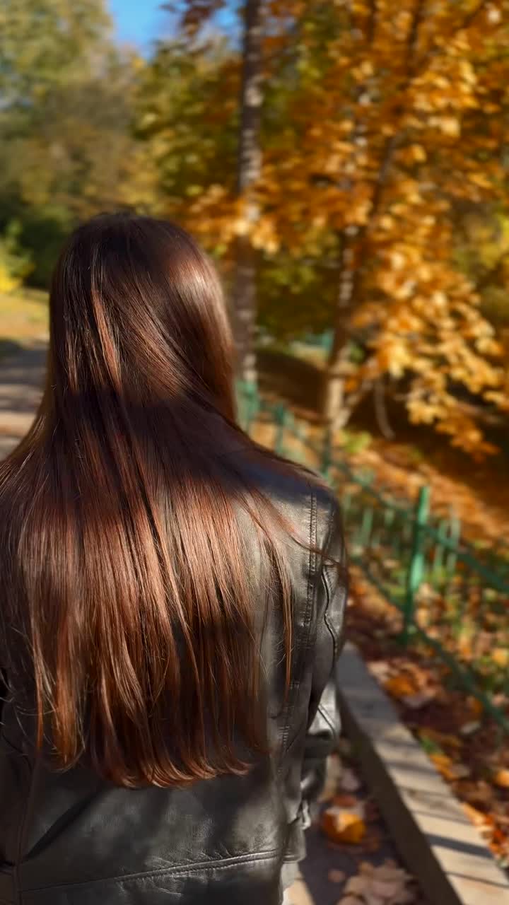 mujer caminando en el parque otoño