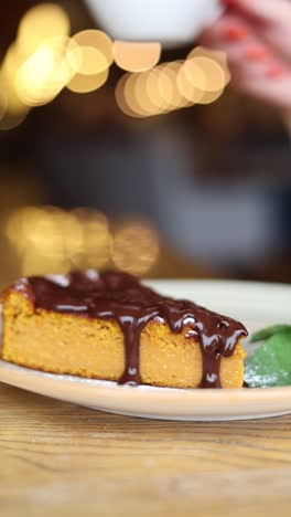 una deliciosa rebanada de pastel de calabaza cubierta de chocolate