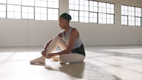 Ballet,-Mujer-Negra-Y-Bailarina-Atan-Zapatos-Cinta