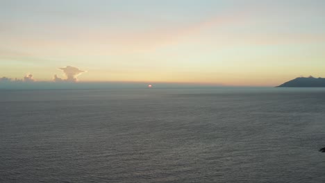 Puesta-De-Sol-Sobre-El-Mar-De-China-Oriental-Visto-Desde-Yakushima-Japón