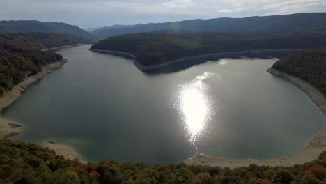 Vista-Aérea-Del-Embalse-De-Lac-Vouglans,-Un-Lago-De-La-Central-Hidroeléctrica-En-Haut-Jura,-Francia