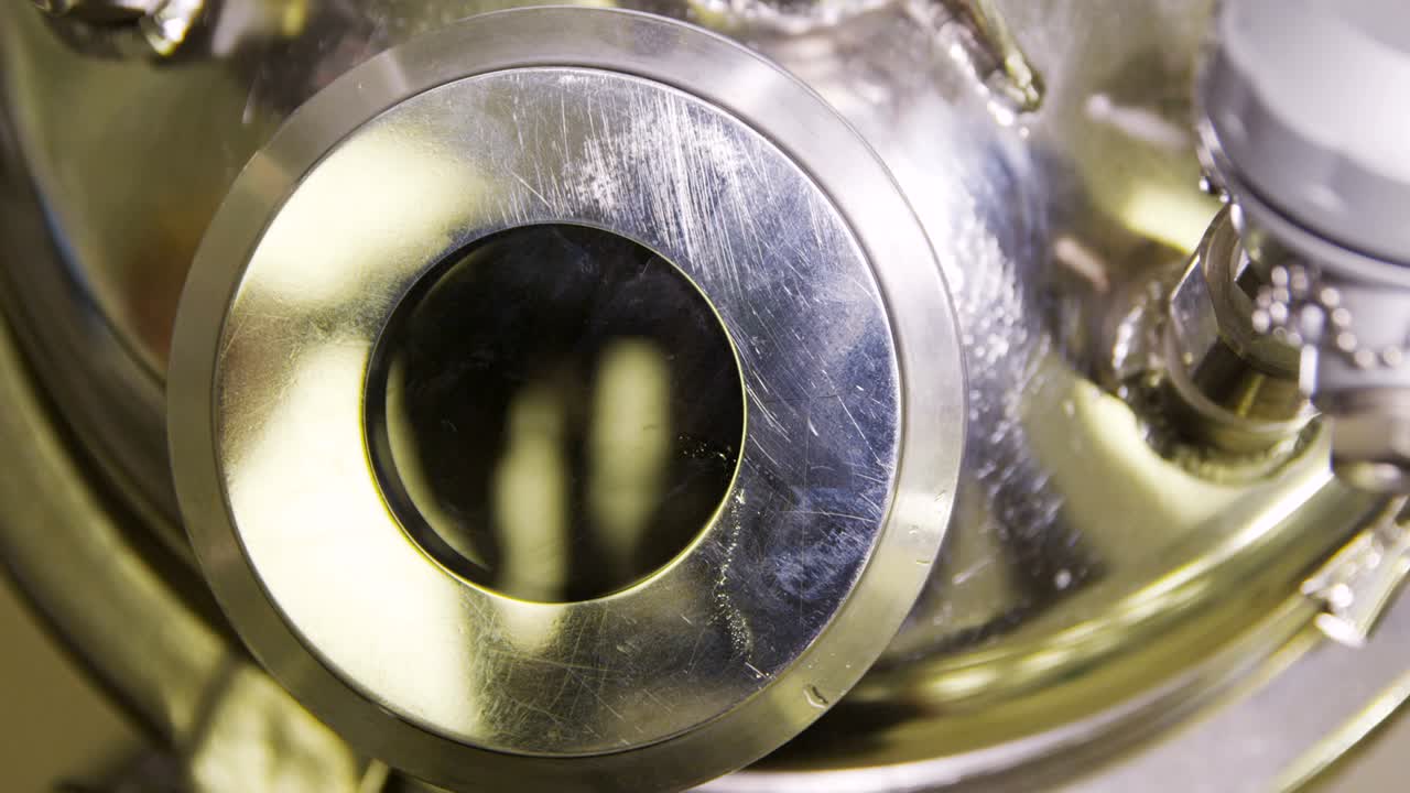 원형으로 닫힌 액체로 장치를 검사합니다.