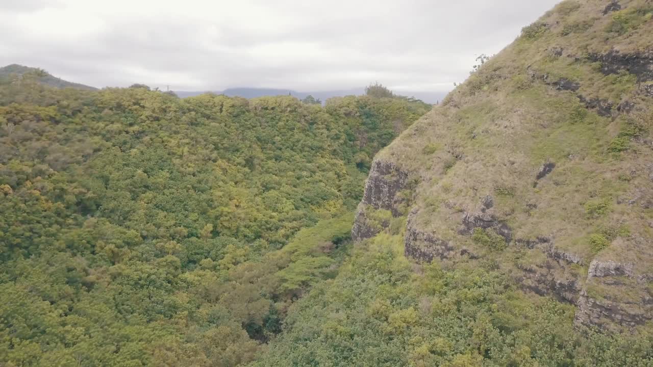 metraje suave de la cascada de hawaii