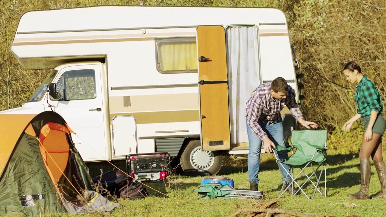 Ungt par stiger ud af en retro autocamper