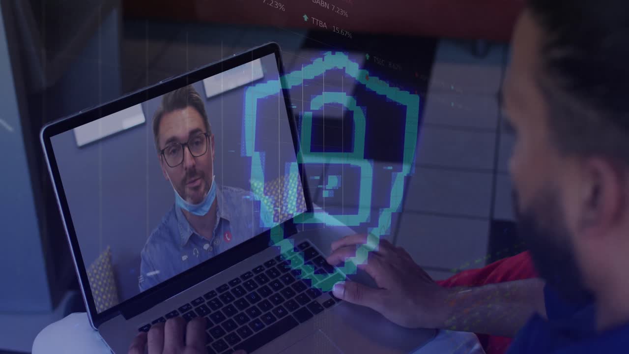 animación del icono del candado y procesamiento de datos sobre un hombre afroamericano haciendo una videollamada