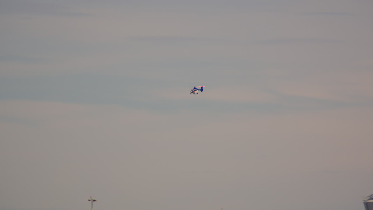 Вертолет в небе