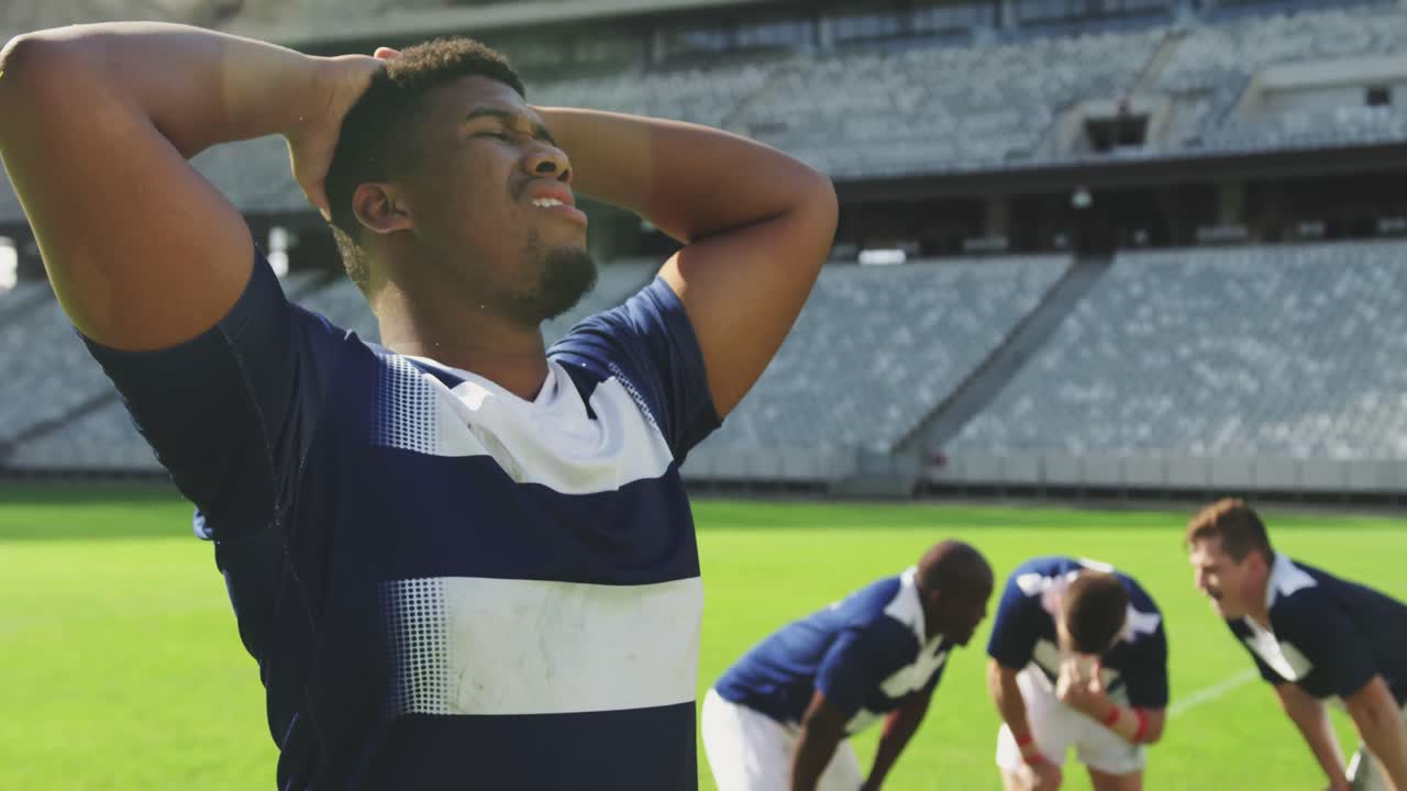 남성 럭비 선수가 스타디움 4k에서 경기를 패한 후 실망했습니다.