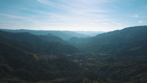 Vista-Aérea-De-Drones-Del-Hermoso-Paisaje-Con-Montañas-Y-Colinas-En-Colombia