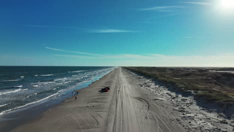 vuelo de drones sobre una playa idílica con turistas en la isla del padre, texas, ee.uu.
