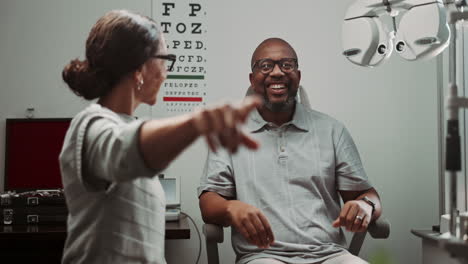 un paciente tiene sus ojos revisados por un optometrista