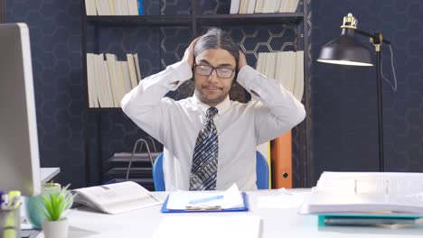 Hombre-De-Negocios-Cansado-Durmiendo-Una-Siesta-En-La-Oficina.