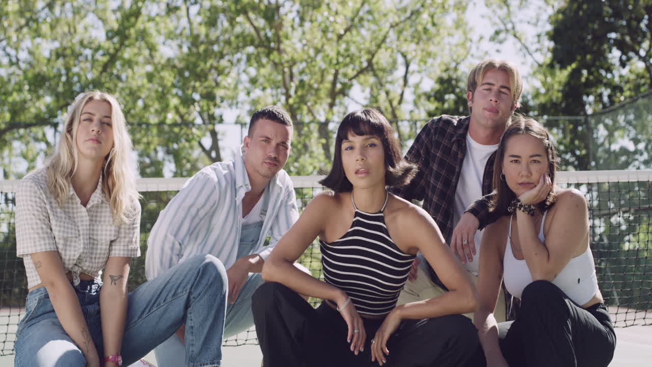 un grupo de jóvenes amigos pasando el rato en una ciudad