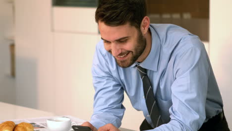 un hombre de negocios mirando su teléfono.