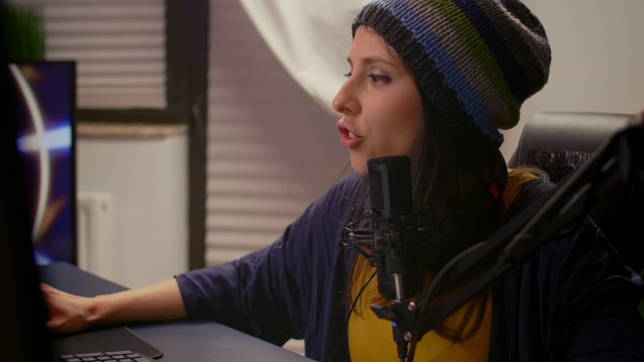 primer plano de una mujer profesional hablando en el micrófono