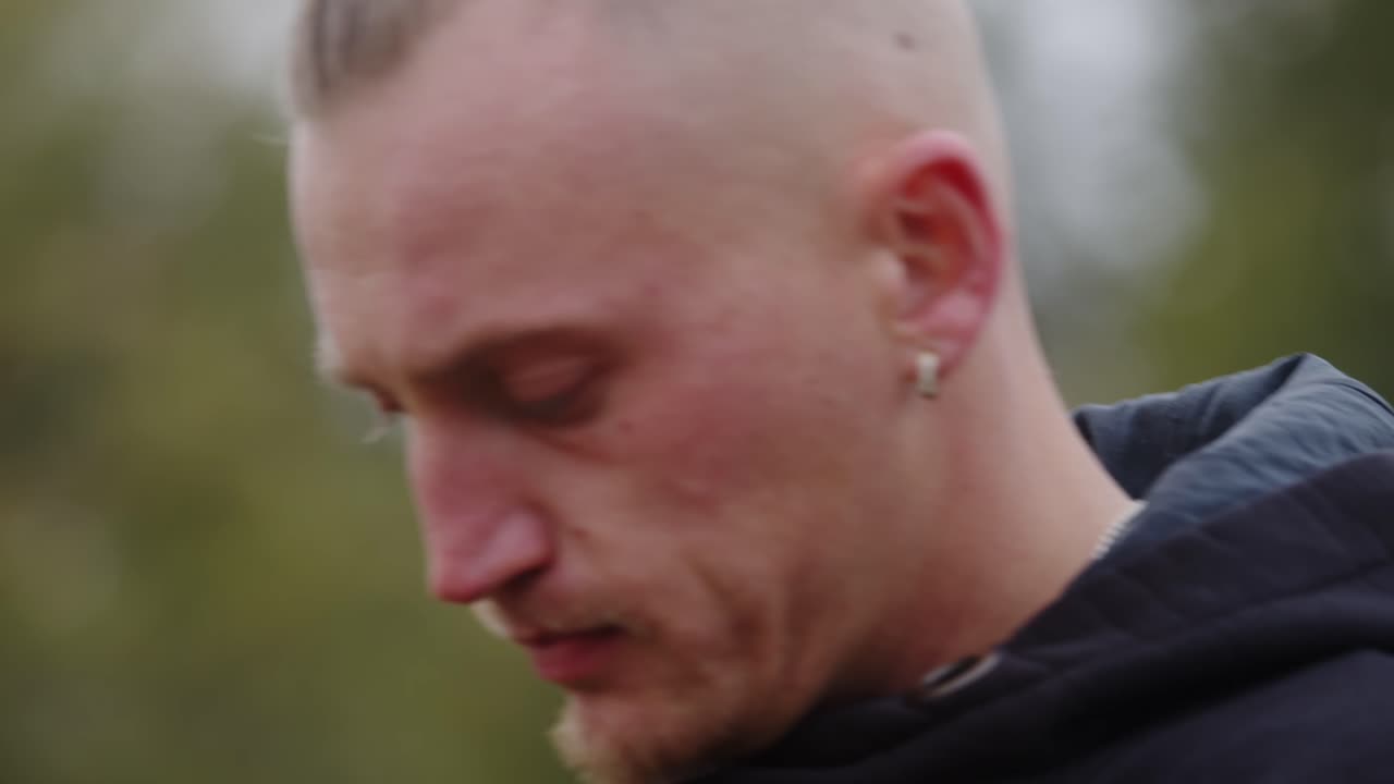 молодой спортсмен, разогревающийся и растягивающийся