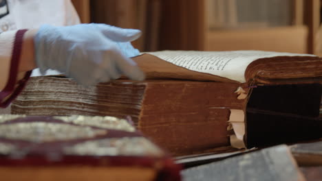 preservación de un libro religioso judío histórico