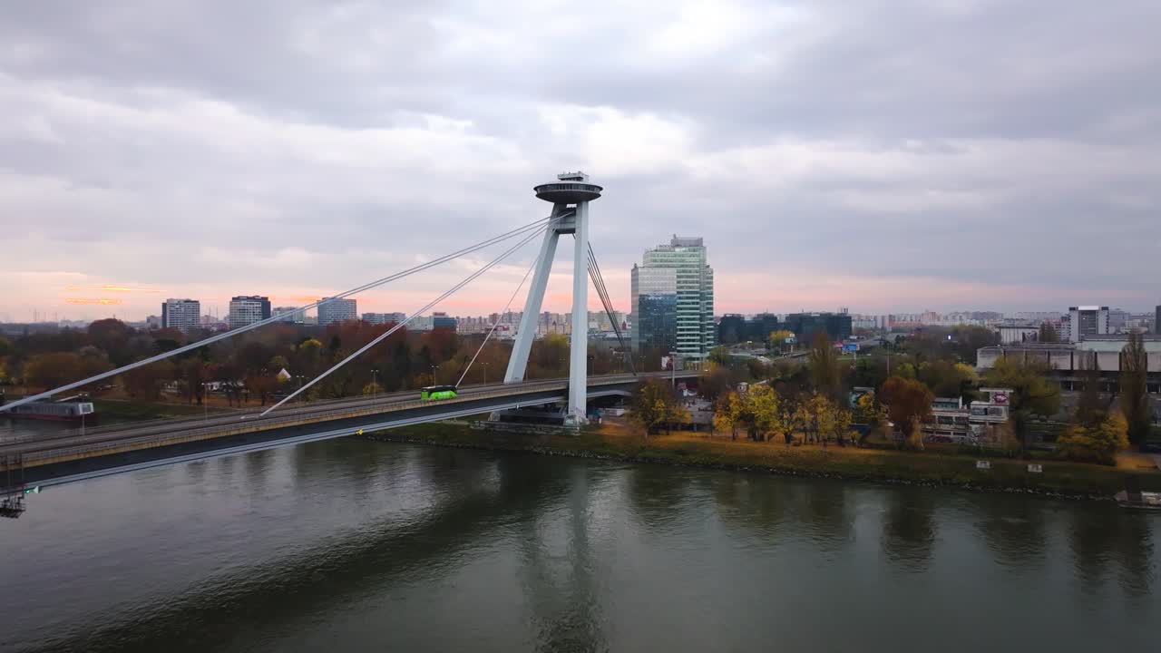 4K filmiske droneoptagelser af UFO-tårnet i Bratislava, der viser det futuristiske observationsdæk, der rejser sig over SNP-broen med en storslået udsigt over Donau og byens skyline._62
