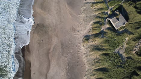 Bunker-Am-Klitmöller-Beach---Sanfte-Wellen,-Die-Am-Sandstrand-Krachen,-Atemberaubendes-Türkisfarbenes-Wasser,-Dänemark,-Europa