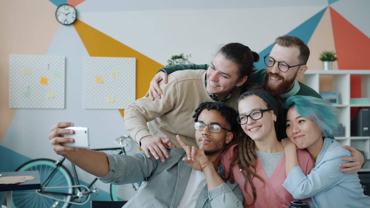 현대적 인 사무실 에서 팀 셀피