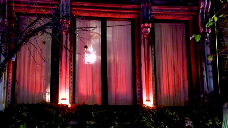 Una finestra a Dublino illumina la notte su una strada cittadina in Irlanda.