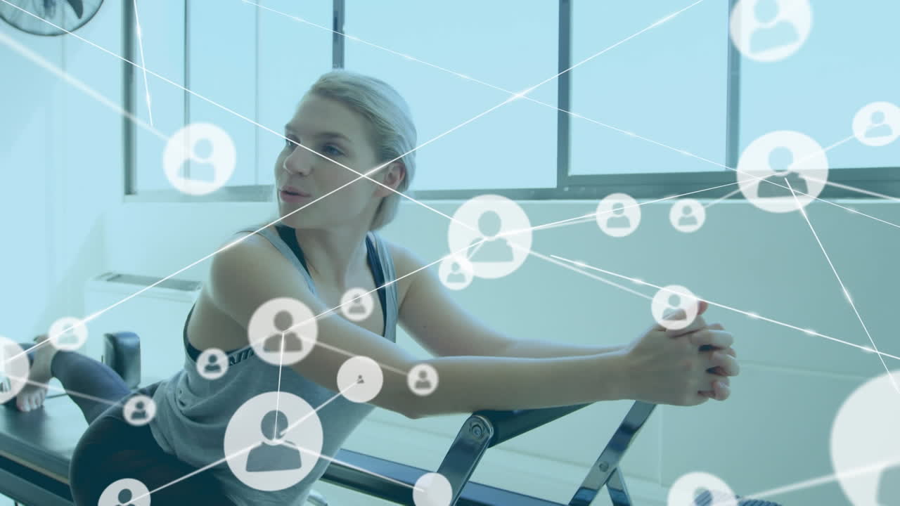 vr 헤드 ⁇ 을 착용한 사업가 여성에 대한 연결 네트워크의 애니메이션