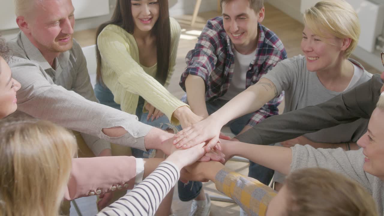 estudiantes universitarios trabajo en equipo unirse manos concepto de asociación. grupo de jóvenes empleado unirse manos pila juntos