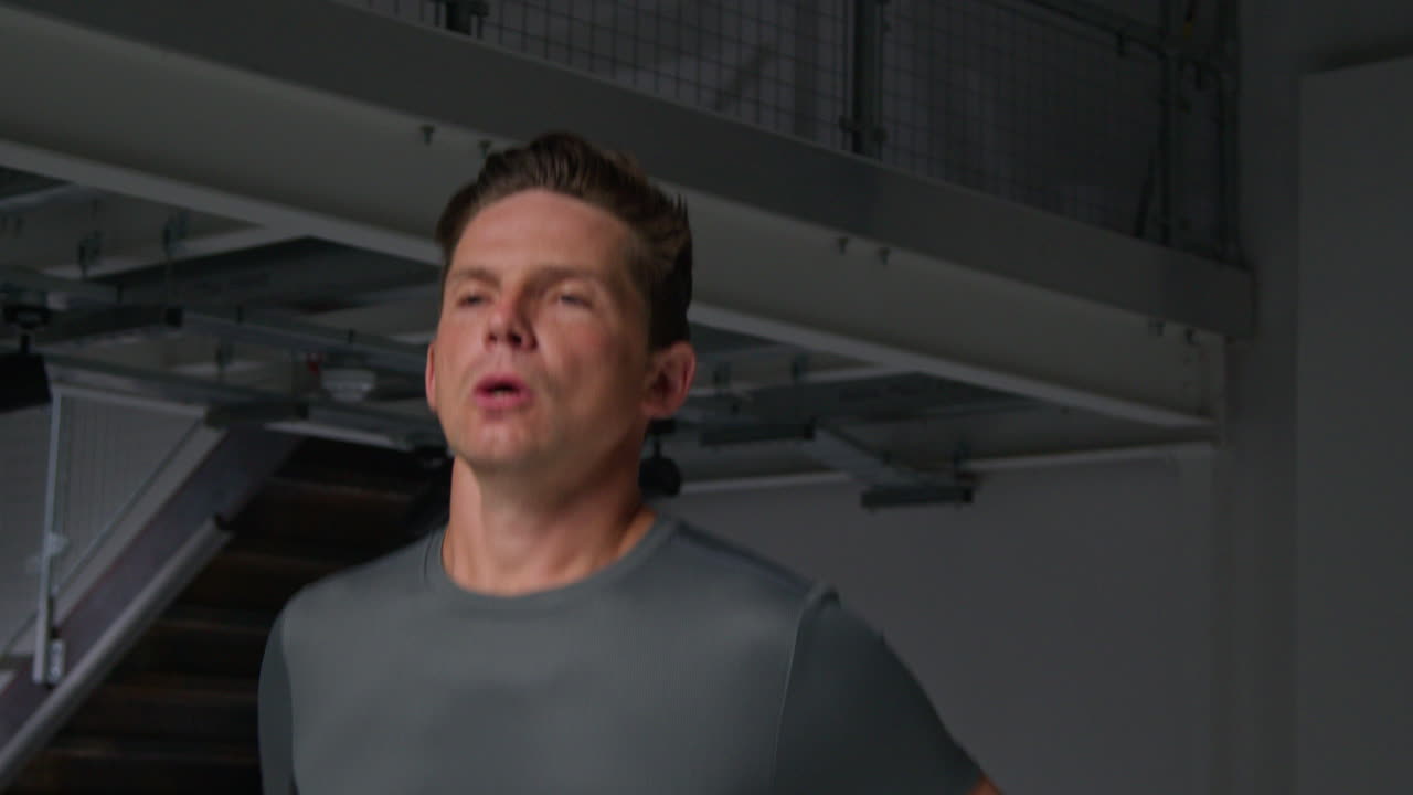 피트니스 옷을 입은 남자 운동선수, 체육관에서 훈련, 체육 행사에 대한 심리적 준비 1