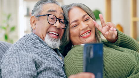 Relajarse,-Sonreír-Y-Selfie,-Pareja-De-Ancianos-En-El-Sofá