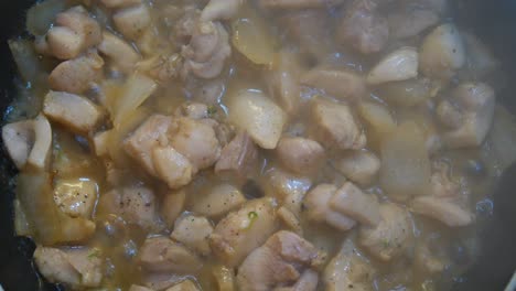 pollo frito en progreso