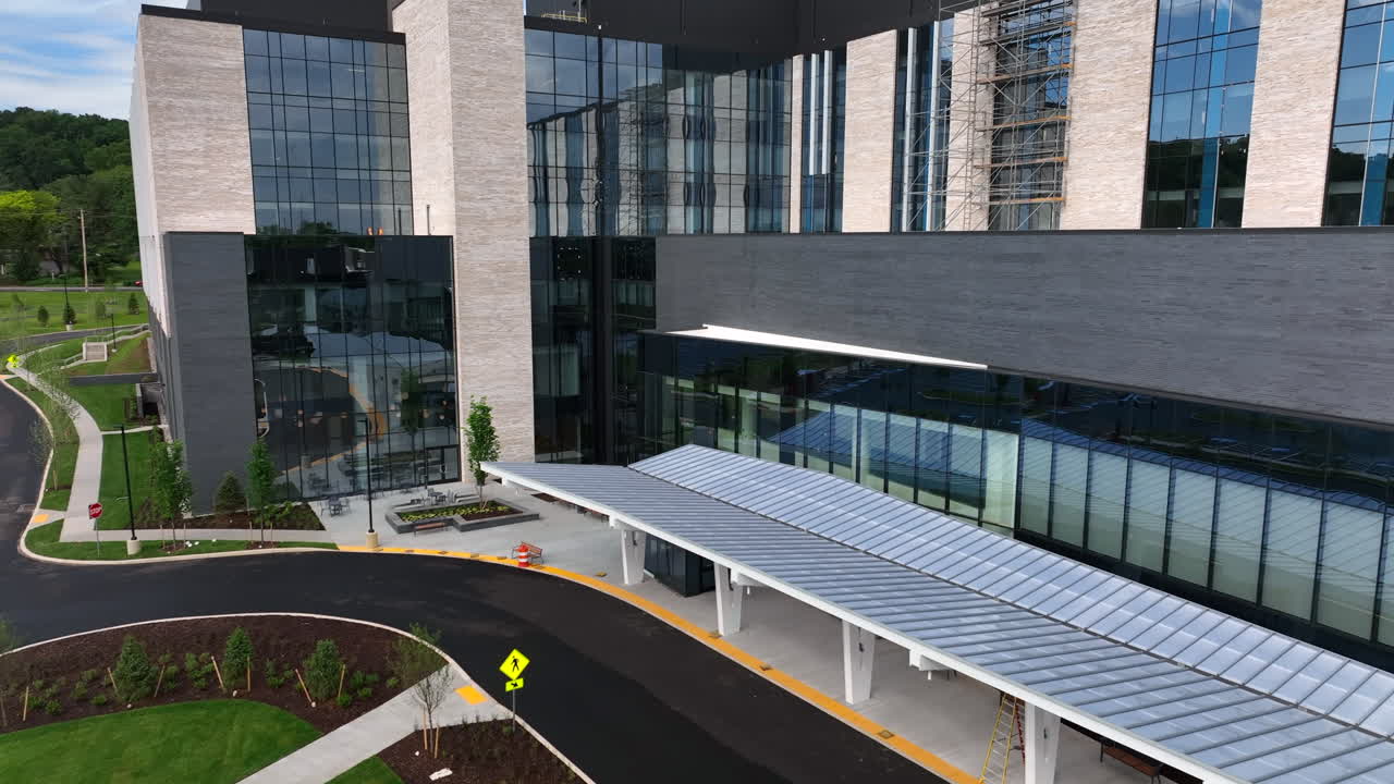 Revelação aérea ascendente de um edifício corporativo
