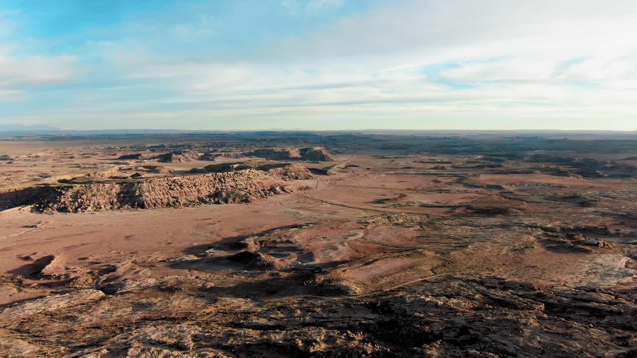 vista panorámica aérea del paisaje del cañón occidental en hanksville, utah, ee.uu.