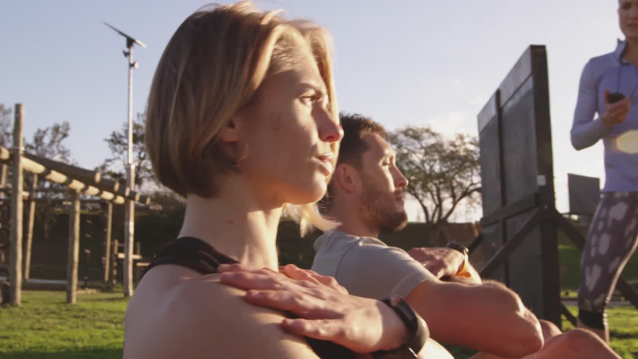 jóvenes adultos entrenando en un campamento de gimnasia al aire libre
